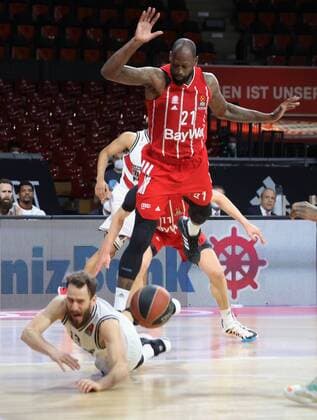 Bayerns 21 James GIST over Milans 13 RODRIGUEZ basketball, FC Bayern Milan, Euroleague, quarterfinals, 2020 2021 season, on 28 4 2021 in Munich, A U D I D O M E, Germany source copyright credit Oryk HAIST xx