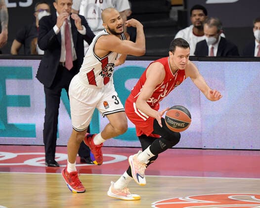 28 04 2021, xemx, basketball Turkish Airlines Euroleague, FC Bayern Muenchen basketball AX Armani Exchange Milan emspor, v l Shavon Shields AX Armani Exchange Milan , Zan Mark Sisko FC Bayern Basketball duel, duel, fight, tackle Muenchen