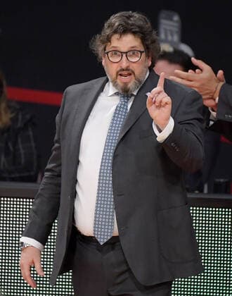 28 04 2021, xemx, Basketball Turkish Airlines Euroleague, FC Bayern Muenchen Basketball AX Armani Exchange Milan emspor, v l Head Coach Andrea Trinchieri FC Bayern Basketball gives instructions, gestures with arms, gesticulate, gives instructions Muenchen