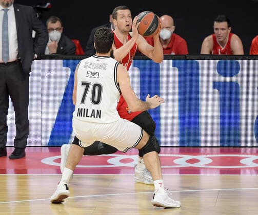 28 04 2021, xemx, basketball Turkish Airlines Euroleague, FC Bayern Muenchen basketball AX Armani Exchange Milan emspor, v l Luigi Datome AX Armani Exchange Milan , Paul Zipser FC Bayern Basketball duel, duel, fight, tackle Muenchen