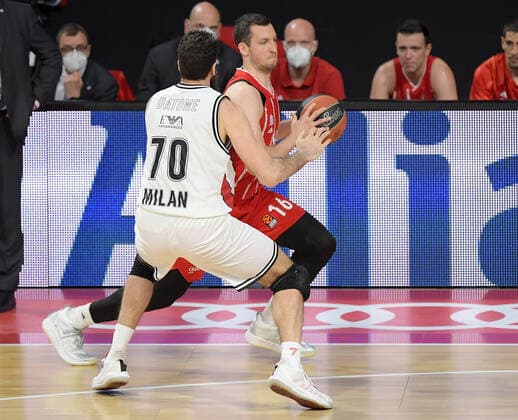 28 04 2021, xemx, basketball Turkish Airlines Euroleague, FC Bayern Muenchen basketball AX Armani Exchange Milan emspor, v l Luigi Datome AX Armani Exchange Milan , Paul Zipser FC Bayern Basketball duel, duel, fight, tackle Muenchen