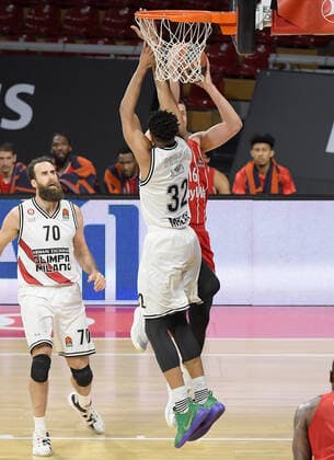 28 04 2021, xemx, basketball Turkish Airlines Euroleague, FC Bayern Muenchen basketball AX Armani Exchange Milan emspor, v l Jeff Brooks AX Armani Exchange Milan , Paul Zipser FC Bayern Basketball duel, duel, fight, tackle Muenchen
