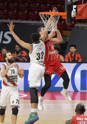 28 04 2021, xemx, basketball Turkish Airlines Euroleague, FC Bayern Muenchen basketball AX Armani Exchange Milan emspor, v l Jeff Brooks AX Armani Exchange Milan , Paul Zipser FC Bayern Basketball duel, duel, fight, tackle Muenchen