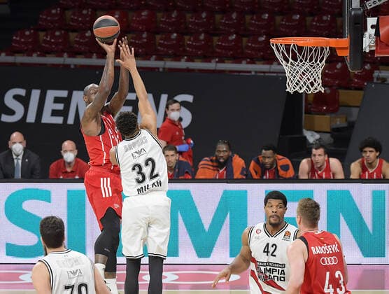 28 04 2021, xemx, basketball Turkish Airlines Euroleague, FC Bayern Muenchen basketball AX Armani Exchange Milan emspor, v l James Gist FC Bayern Basketball , Jeff Brooks AX Armani Exchange Milan duel, duel, fight, tackle Muenchen