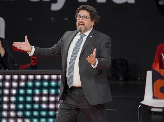 28 04 2021, xemx, Basketball Turkish Airlines Euroleague, FC Bayern Muenchen Basketball AX Armani Exchange Milan emspor, v l Head Coach Andrea Trinchieri FC Bayern Basketball gives instructions, gestures with arms, gesticulate, gives instructions Muenchen