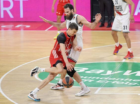 28 04 2021, xemx, basketball Turkish Airlines Euroleague, FC Bayern Muenchen basketball AX Armani Exchange Milan emspor, v l Vladimir Lucic FC Bayern Basketball , Luigi Datome AX Armani Exchange Milan duel, duel, fight, tackle Muenchen