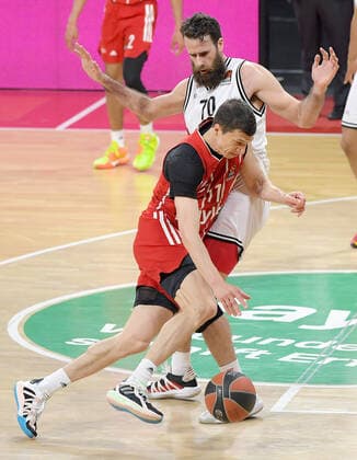 28 04 2021, xemx, basketball Turkish Airlines Euroleague, FC Bayern Muenchen basketball AX Armani Exchange Milan emspor, v l Vladimir Lucic FC Bayern Basketball , Luigi Datome AX Armani Exchange Milan duel, duel, fight, tackle Muenchen