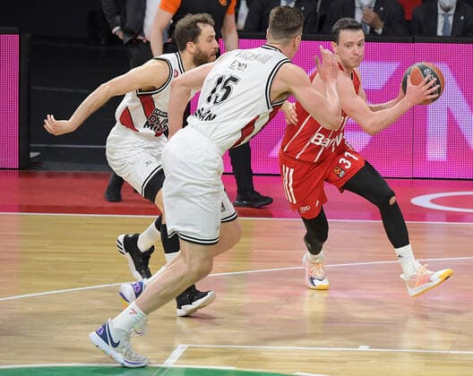 28 04 2021, xemx, Basketball Turkish Airlines Euroleague, FC Bayern Muenchen Basketball AX Armani Exchange Milan emspor, v l Sergio Rodriguez AX Armani Exchange Milan , Kaleb Tarczewski AX Armani Exchange Milan , Zan Mark Sisko FC Bayern Basketball duel, duel, fight, tackle Muenchen