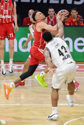 28 04 2021, xemx, basketball Turkish Airlines Euroleague, FC Bayern Muenchen basketball AX Armani Exchange Milan emspor, v l Wade Baldwin FC Bayern Basketball , Kyle Hines AX Armani Exchange Milan duel, duel, fight, tackle Muenchen