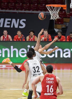 28 04 2021, xemx, basketball Turkish Airlines Euroleague, FC Bayern Muenchen basketball AX Armani Exchange Milan emspor, v l Wade Baldwin FC Bayern Basketball , Kyle Hines AX Armani Exchange Milan duel, duel, fight, tackle Muenchen