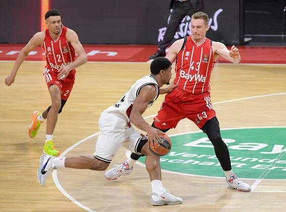 28 04 2021, xemx, basketball Turkish Airlines Euroleague, FC Bayern Muenchen basketball AX Armani Exchange Milan emspor, v l Kyle Hines AX Armani Exchange Milan , Leon Radosevic FC Bayern Basketball duel, duel, fight, tackle Muenchen