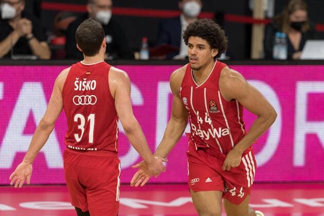 Basketball, Euroleague, day0 04 2021, FC Bayern Munich Armani Olimpia Milan Pictured Zan Mark SISKO FC Bayern Munich, 31 and Sasha GRANT FC Bayern Munich, 44 high-five for substitution Munich Audi Dome Bayern Germany Copyright: Passion2Press.dex xMarkusxFischerx