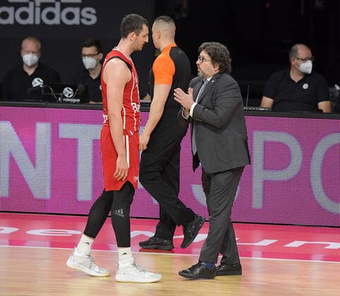 28 04 2021, xemx, Basketball Turkish Airlines Euroleague, FC Bayern Muenchen Basketball AX Armani Exchange Milan emspor, v l Paul Zipser FC Bayern Basketball , Head Coach Andrea Trinchieri FC Bayern Basketball gives instructions, gestures with arms, gesticulate, gives instructions Muenchen