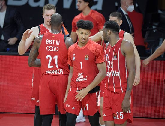 28 04 2021, xemx, basketball Turkish Airlines Euroleague, FC Bayern Muenchen basketball AX Armani Exchange Milan emspor, v l team, players, cheer at the end of the match, celebrate at the end of the match Muenchen