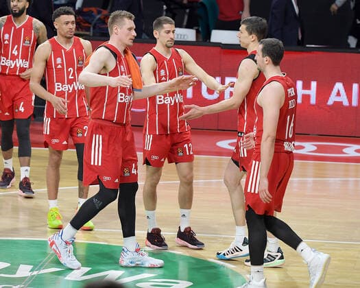 28 04 2021, xemx, basketball Turkish Airlines Euroleague, FC Bayern Muenchen basketball AX Armani Exchange Milan emspor, v l team, players, cheer at the end of the match, celebrate at the end of the match Muenchen