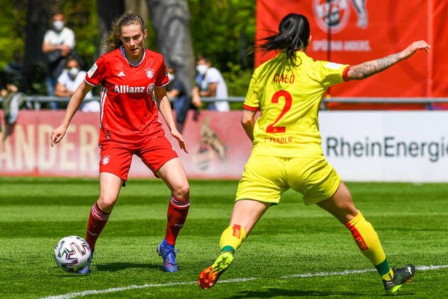 Annika Wohner FCB II, 8 , Francesa Calo Köln, 2 , Zweikampf, Duell, duel, tackle, tackling, Dynamik, Action, Aktion, 28 04 2021, Köln Deutschland , Fussball, 2 Frauen Bundesliga Süd, 1 FC Köln Bayern München II, DFB DFL REGULATIONS PROHIBIT ANY USE OF PHOTOGRAPHS AS IMAGE SEQUENCES AND OR QUASI VIDEO xmhx