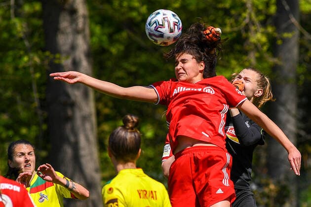v li Gia Corley FCB II, 37 , Manon Klett goalkeeper Cologne, 30 , header, duel in the air, action, action, 28 04 2021, Cologne Germany , Football, 2 Women Bundesliga South, 1 FC Cologne Bayern Munich II, DFB DFL REGULATIONS PROHIBIT ANY USE OF PHOTOGRAPHS AS IMAGE SEQUENCES AND OR QUASI VIDEO xmhx