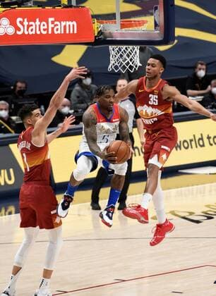 New Orleans Pelicans guard Eric Bledsoe 5 (C) looks to shovel off the ball to an open man against Denver Nuggets forward Michael Porter Jr. 1 (L) and Denver Nuggets guard PJ Dozier 35 (R), during a NBA, Basketball Herren, USA game at the Ball Arena in Denver, CO, USA, 28 April 2021. New Orleans Pelicans at Denver Nuggets !ACHTUNG: NUR REDAKTIONELLE NUTZUNG!  Copyright: xToddxPiersonx AME3586 20210429-637552751284897362
