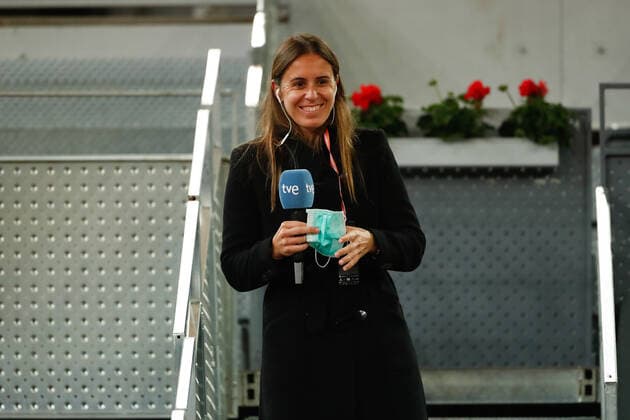 April 29, 2021, MADRID, MADRID, SPAIN: Anabel Media, ex player of Spain, prepares for interview to Ashleigh Barty of Australia after she winning her Women s Singles match against Shelby Rogers of United States during the WTA, Tennis Damen 1000 - Mutua Madrid Open 2021 at La Caja Magica on April 29, 2021 in Madrid, Spain. MADRID SPAIN - ZUMAa181 20210429_zaa_a181_163 Copyright: xOscarxJ.xBarrosox