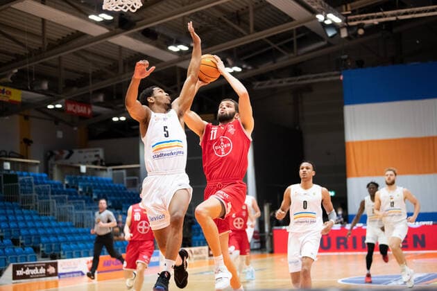 BARMER 2 Basketball Bundesliga ProA Playoff Matchday 5 Season 2020 2021 on 29 4 2021 Science City Jena vs Bayer Giants Leverkusen v re at the basket Sheldon Eberhardt Leverkusen vs Zamal Nixon Jena Sparkassen Arena