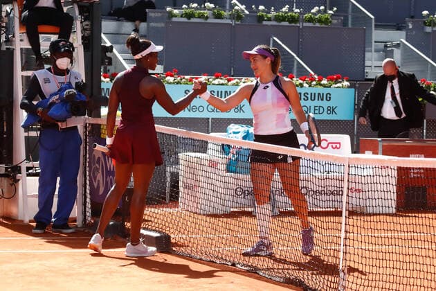 April 29, 2021, MADRID, MADRID, SPAIN: Sloane Stephens of United States saludates to Danka Kovinic of Montenegro after winning the Women s Singles match during the WTA, Tennis Damen 1000 - Mutua Madrid Open 2021 at La Caja Magica on April 29, 2021 in Madrid, Spain. MADRID SPAIN - ZUMAa181 20210429_zaa_a181_183 Copyright: xOscarxJ.xBarrosox