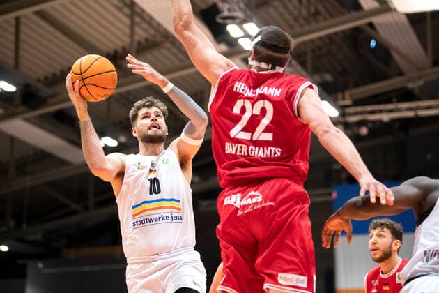 BARMER 2 Basketball Bundesliga ProA Playoff Matchday 5 Season 2020 2021 on 29 4 2021 Science City Jena vs Bayer Giants Leverkusen v li Julius Wolf Jena at the basket against Dennis Heinzmann Leverkusen Sparkassen Arena