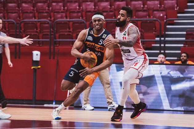 ProA Playoffs Artland Dragons vs ROSTOCK SEAWOLVES, 29 04 2021 Christopher John Carter Rostock Seawolves, 5 , Gerel David Simmons Artland Dragons, 11 ProA Playoffs Artland Dragons vs ROSTOCK SEAWOLVES on 29 04 2021 in Quakenbrueck Artland Arena , Germany, Copyright: xBEAUTIFULxSPORTS Neddermannx