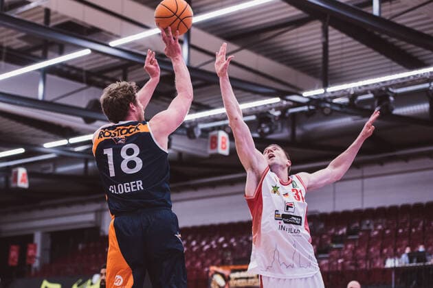 ProA Playoffs Artland Dragons vs ROSTOCK SEAWOLVES, 29 04 2021 Till Gloger Rostock Seawolves, 18 , Robert Oehle Artland Dragons, 31 ProA Playoffs Artland Dragons vs ROSTOCK SEAWOLVES on 29 04 2021 in Quakenbrueck Artland Arena , Germany, Copyright: xBEAUTIFULxSPORTS Neddermannx