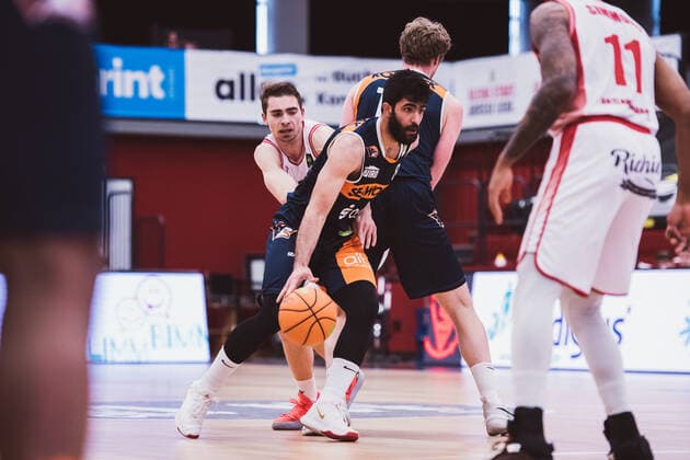 ProA Playoffs Artland Dragons vs ROSTOCK SEAWOLVES, 29 04 2021 Behnam Yakhchali Dehkordi Rostock Seawolves, 8 , Adrian Breitlauch Artland Dragons, 7 , Till Gloger Rostock Seawolves, 18 ProA Playoffs Artland Dragons vs ROSTOCK SEAWOLVES on 29 04 2021 in Quakenbrueck Artland Arena , Germany, Copyright: xBEAUTIFULxSPORTS Neddermannx