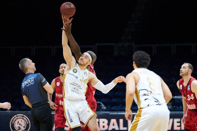 Tip Off between Gavin Schilling Nr 34 Basketball Loewen Braunschweig and M Holloway Nr 31 soliver Wuerzburg Basketball Loewen Braunschweig soliver Wuerzburg Basketball Loewen Braunschweig soliver Wuerzburg, Basketball, BBL, season 2020 2021, 29 04 2021 Braunschweig. Copyright: xEibner-Pressefoto DanielxReineltx EP_DRT