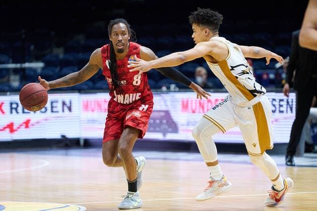 R Lowery No 8 soliver Wuerzburg vs James Robinson No 8 Basketball Loewen Braunschweig Basketball Loewen Braunschweig soliver Wuerzburg Basketball Loewen Braunschweig soliver Wuerzburg, Basketball, BBL, season 2020 2021, 29 04 2021 Braunschweig. Copyright: xEibner-Pressefoto DanielxReineltx EP_DRT
