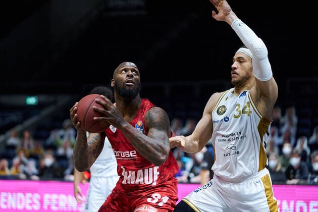 M Holloway No 31 soliver Wuerzburg vs Gavin Schilling No 34 Basketball Loewen Braunschweig Basketball Loewen Braunschweig soliver Wuerzburg Basketball Loewen Braunschweig soliver Wuerzburg, Basketball, BBL, season 2020 2021, 29 04 2021 Braunschweig. Copyright: xEibner-Pressefoto DanielxReineltx EP_DRT