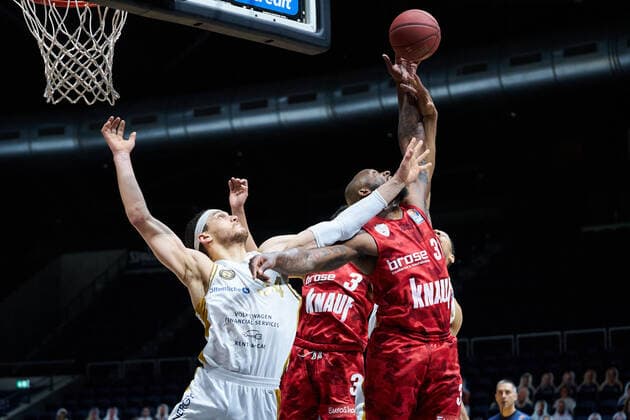 M Holloway No 31 soliver Wuerzburg at the basket against Gavin Schilling No 34 Basketball Loewen Braunschweig Basketball Loewen Braunschweig soliver Wuerzburg Basketball Loewen Braunschweig soliver Wuerzburg, Basketball, BBL, season 2020 2021, 29 04 2021 Braunschweig. Copyright: xEibner-Pressefoto DanielxReineltx EP_DRT