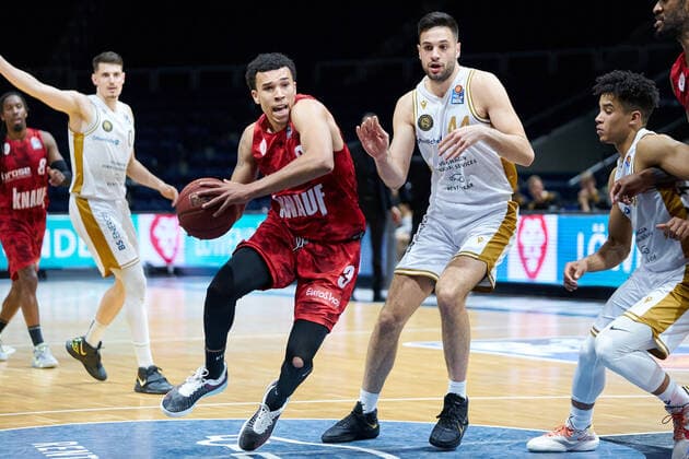 T Ward No 3 soliver Wuerzburg looking for a way past B Turudic No 44 Basketball Loewen Braunschweig Basketball Loewen Braunschweig soliver Wuerzburg Basketball Loewen Braunschweig soliver Wuerzburg, Basketball, BBL, 2020 2021 season, 29 04 2021 Braunschweig. Copyright: xEibner-Pressefoto DanielxReineltx EP_DRT