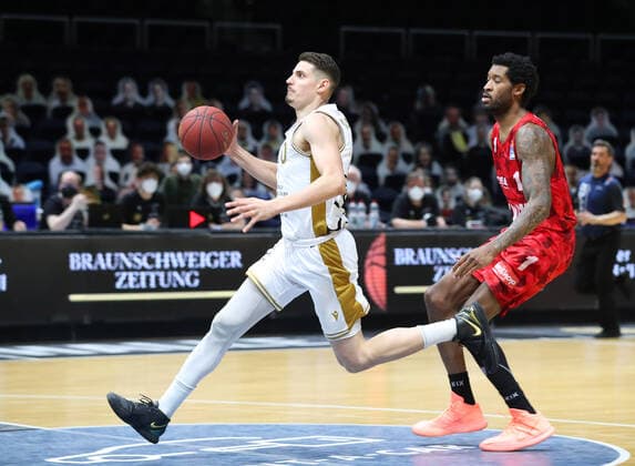 Löwen Braunschweig vs Würzburg, BBL Braunschweig, 29 04 2021, BASKETBALL easyCredit BBL Basketball Bundesliga, Löwen Braunschweig vs s Oliver Würzburg, season 2020 21 Lukas Wank Löwen Braunschweig , Perry Jones III s Oliver Würzburg Braunschweig