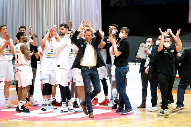 BARMER 2 Basketball Bundesliga ProA Playoff Matchday 5 Season 2020 2021 on 29 4 2021 Science City Jena vs Bayer Giants Leverkusen The team of Science City Jena applauds after the victory against Leverkusen Front center coach Frank Menz Sparkassen Arena