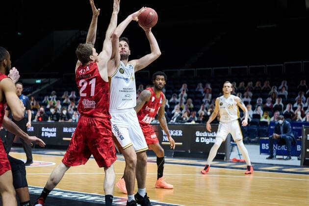 B Turudic Nr 44 Basketball Loewen Braunschweig vs F Koch Nr 21 soliver Wuerzburg Basketball Loewen Braunschweig soliver Wuerzburg Basketball Loewen Braunschweig soliver Wuerzburg, Basketball, BBL, season 2020 2021, 29 04 2021 Braunschweig. Copyright: xEibner-Pressefoto DanielxReineltx EP_DRT