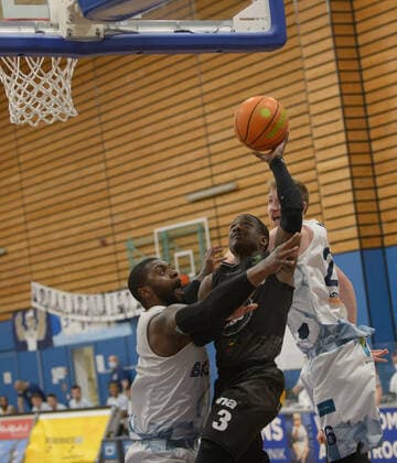 Richard WILLIAMS 3 VfL Kirchheim Knights tries to get by Will William Lee DANIELS 6 Eisbaeren Bremerhaven and Maximilian Ellis UGRAI 26 Eisbaeren Bremerhaven Eisbären Bremerhaven vs VfL Kirchheim Knights, Basketball, 2 Bundesliga ProA, 29 04 2021, 5 match day of playoffs, 2020 2021 season Copyright xErikxHillmer EIBNERx EP ehr Eisbären Bremerhaven vs VfL Kirchheim Knights, Basketball, 2 Bundesliga ProA, 29 04 2021, 5 match day of playoffs, 2020 2021 season Bremerhaven Copyright: xErikxHillmer EIBNERx EP_ehr
