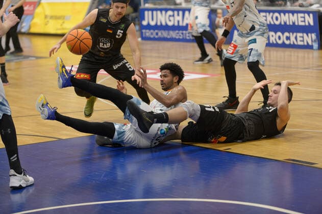 Marvin HECKEL 47 Eisbaeren Bremerhaven , Max MAHONEY 51 VfL Kirchheim Knights Eisbären Bremerhaven vs VfL Kirchheim Knights, Basketball, 2 Bundesliga ProA, 29 04 2021, 5 matchday of playoffs, Season 2020 2021 Copyright xErikxHillmer EIBNERx EP ehr Eisbären Bremerhaven vs VfL Kirchheim Knights, Basketball, 2 Bundesliga ProA, 29 04 2021, 5 matchday of the playoffs, Season 2020 2021 Bremerhaven Copyright: xErikxHillmer EIBNERx EP_ehr