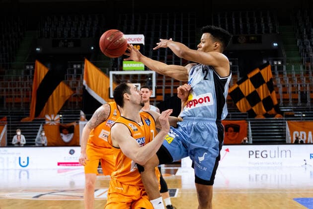TRAE BELL HAYNES Hakro Merlins Crailsheim 02 vs John Petrucelli Ratiopharm Ulm 07 GER, Ratiopharm Ulm vs Hakro Merlins Crailsheim, easycredit 1 Bundesliga Basketball, 31 Matchday, Season 2020 21, 29 04 2021 Ratiopharm Ulm vs Hakro Merlins Crailsheim, 1 Basketball Bundesliga Neu Ulm Copyright: xEibner-Pressefoto RogerxBuerkex EP_EER