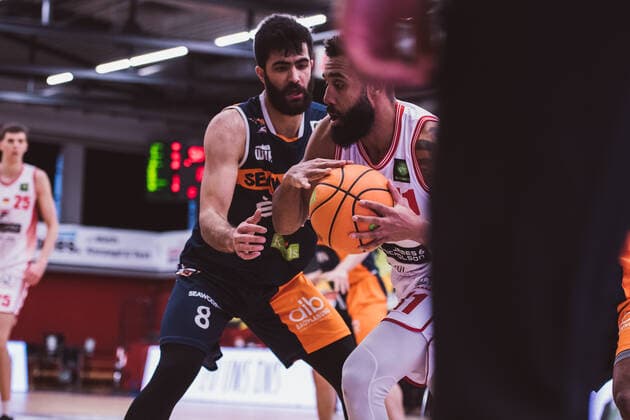 ProA Playoffs Artland Dragons vs ROSTOCK SEAWOLVES, 29 04 2021 Behnam Yakhchali Dehkordi Rostock Seawolves, 8 , Gerel David Simmons Artland Dragons, 11 ProA Playoffs Artland Dragons vs ROSTOCK SEAWOLVES on 29 04 2021 in Quakenbrueck Artland Arena , Germany, Copyright: xBEAUTIFULxSPORTS Neddermannx