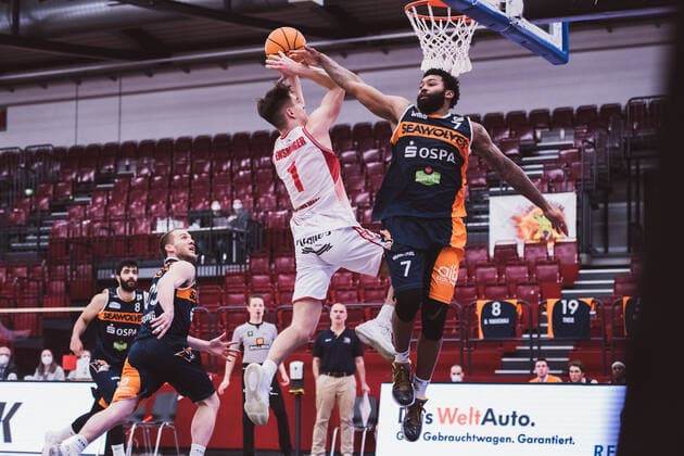 ProA Playoffs Artland Dragons vs ROSTOCK SEAWOLVES, 29 04 2021 Zachary Christopher Ensminger Artland Dragons, 1 , Trevor Marquese Lacey Rostock Seawolves, 7 ProA Playoffs Artland Dragons vs ROSTOCK SEAWOLVES on 29 04 2021 in Quakenbrueck Artland Arena , Germany, Copyright: xBEAUTIFULxSPORTS Neddermannx