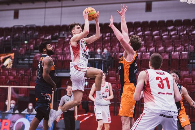 ProA Playoffs Artland Dragons vs ROSTOCK SEAWOLVES, 29 04 2021 Zachary Christopher Ensminger Artland Dragons, 1 , Till Gloger Rostock Seawolves, 18 ProA Playoffs Artland Dragons vs ROSTOCK SEAWOLVES on 29 04 2021 in Quakenbrueck Artland Arena , Germany, Copyright: xBEAUTIFULxSPORTS Neddermannx
