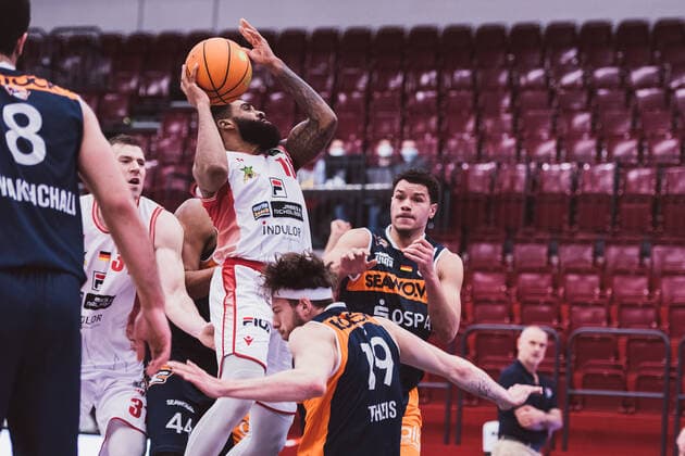 ProA Playoffs Artland Dragons vs ROSTOCK SEAWOLVES, 29 04 2021 Gerel David Simmons Artland Dragons, 11 , Sid Marlon Theis Rostock Seawolves, 19 , Jarelle Alexander Reischel Rostock Seawolves, 3 ProA Playoffs Artland Dragons vs ROSTOCK SEAWOLVES on 29 04 2021 in Quakenbrueck Artland Arena , Germany, Copyright: xBEAUTIFULxSPORTS Neddermannx