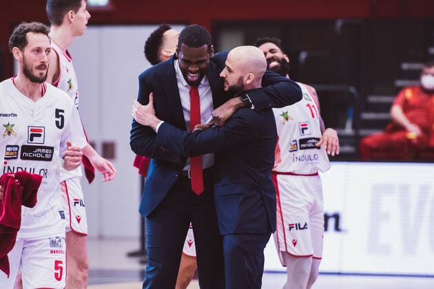 ProA Playoffs Artland Dragons vs ROSTOCK SEAWOLVES, 29 04 2021 Julien Patrick Flomo Artland Dragons, Assistant Coach , Tuna Isler Artland Dragons, Head Coach ProA Playoffs Artland Dragons vs ROSTOCK SEAWOLVES on 29 04 2021 in Quakenbrueck Artland Arena , Germany, Copyright: xBEAUTIFULxSPORTS Neddermannx
