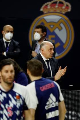 Real Madrid s head coach Pablo Laso (R) reacts prior to the Euroleague playoff basketball match between Real Madrid and Anadolu EFES held at WiZink Center in Madrid, central Spain, 29 April 2021. Real Madrid vs Anadolu EFES !ACHTUNG: NUR REDAKTIONELLE NUTZUNG!  Copyright: xMariscalx GRAF5033 20210429-637553267982318561