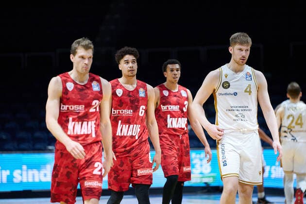 F Koch Nr 21 soliver Wuerzburg J Obiesie Nr 6 soliver Wuerzburg T Ward Nr 3 soliver Wuerzburg shortly before the final whistle Basketball Loewen Braunschweig soliver Wuerzburg Basketball Loewen Braunschweig soliver Wuerzburg, Basketball, BBL, Saison 2020 2021, 29 04 2021 Braunschweig Copyright: xEibner-Pressefoto DanielxReineltx EP_DRT