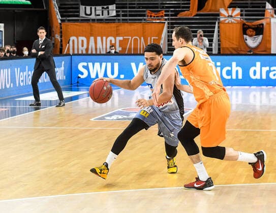 GER, BBL, ratiopharm ulm vs HAKRO Merlins Crailsheim 29 04 2021, ratiopharm arena, Neu Ulm, GER, BBL, ratiopharm ulm vs HAKRO Merlins Crailsheim, in picture Nimrod Hilliard IV Crailsheim, 4 , John Petrucelli Ulm, 7 , in background Jaka Lakovic Ulm. nordphotoxGmbHx xHafner nph00200