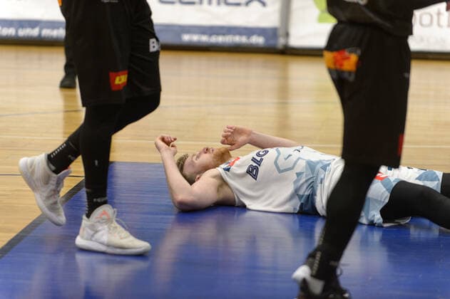 Maximilian Ellis UGRAI 26 Eisbaeren Bremerhaven lies on the floor in frustration after a one-on-one Eisbären Bremerhaven vs VfL Kirchheim Knights, Basketball, 2 Bundesliga ProA, 29 04 2021, 5 Spieltag der Playoffs, Season 2020 2021 Copyright xErikxHillmer EIBNERx EP ehr Eisbären Bremerhaven vs VfL Kirchheim Knights, Basketball, 2 Bundesliga ProA, 29 04 2021, 5 matchday of playoffs, Season 2020 2021 Bremerhaven. Copyright: xErikxHillmer EIBNERx EP_ehr