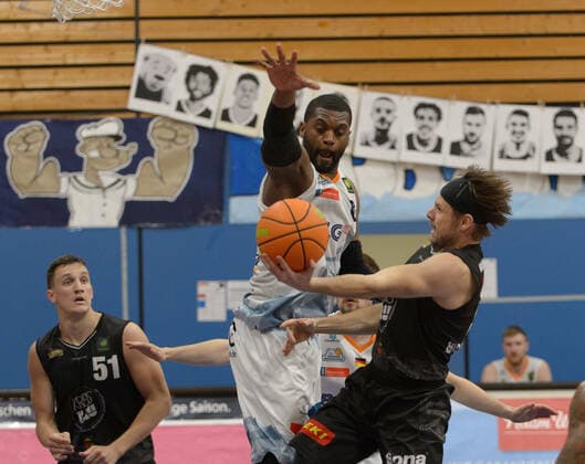 Will William Lee DANIELS 6 Eisbaeren Bremerhaven blocks Nico BRAUNER 5 VfL Kirchheim Knights Eisbären Bremerhaven vs VfL Kirchheim Knights, Basketball, 2 Bundesliga ProA, 29 04 2021, 5 matchday of playoffs, Season 2020 2021 Copyright xErikxHillmer EIBNERx EP ehr Eisbären Bremerhaven vs VfL Kirchheim Knights, Basketball, 2 Bundesliga ProA, 29 04 2021, 5 matchday of the playoffs, Season 2020 2021 Bremerhaven Copyright: xErikxHillmer EIBNERx EP_ehr